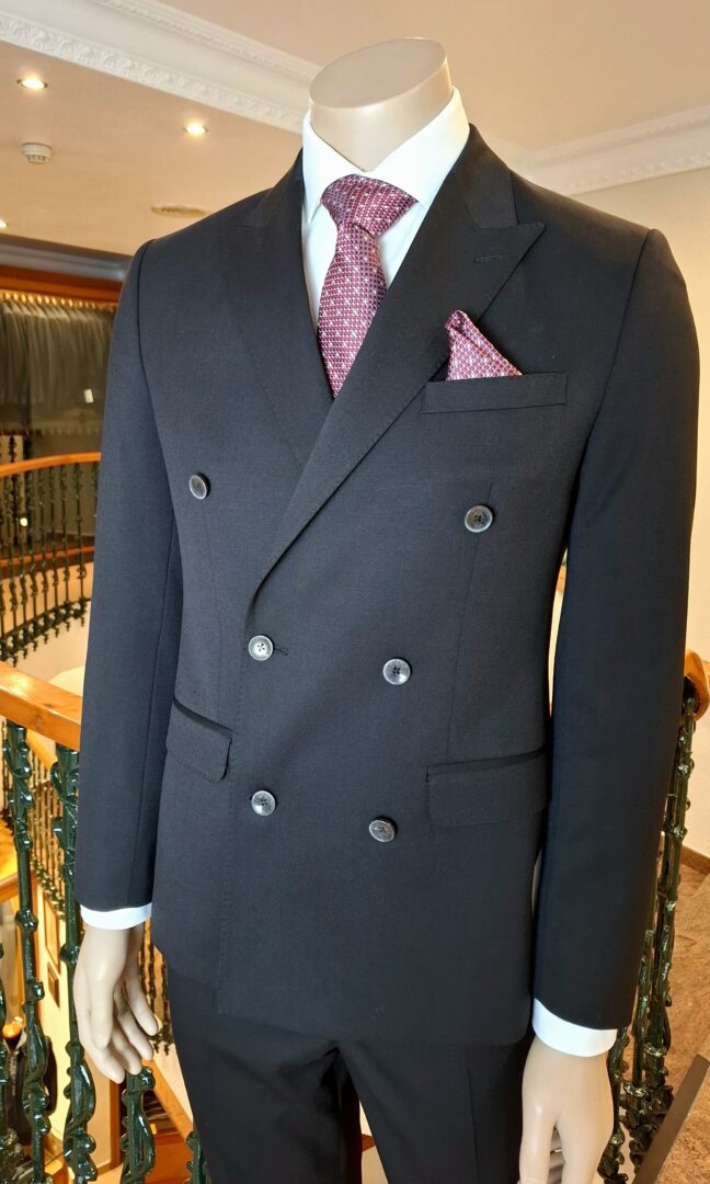 traje-cruzado-caballero-negro traje-cruzado-caballero-negro